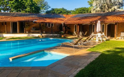 Chácara Alto Padrão com 7 Quartos Climatizados, Piscina e Lazer